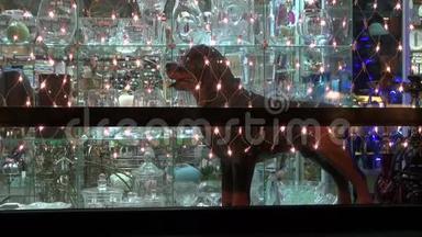 圣诞新年橱窗，装饰精美，狗形雕塑